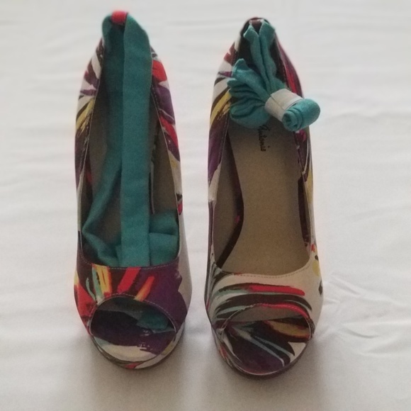 Michael Antonio Women's Floral Kaula Open Toe Pump - Picture 10 of 15